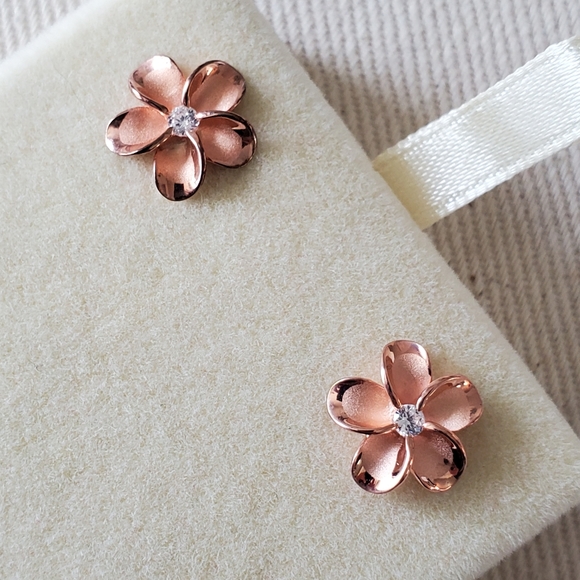 Jewelry - Rose gold plated flower earrings